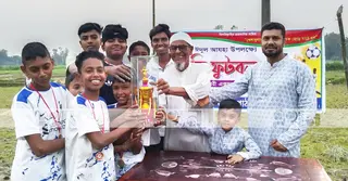 বাতিঘর আদর্শ পাঠাগারের উদ্যোগে প্রীতি ফুটবল ম্যাচ অনুষ্ঠিত